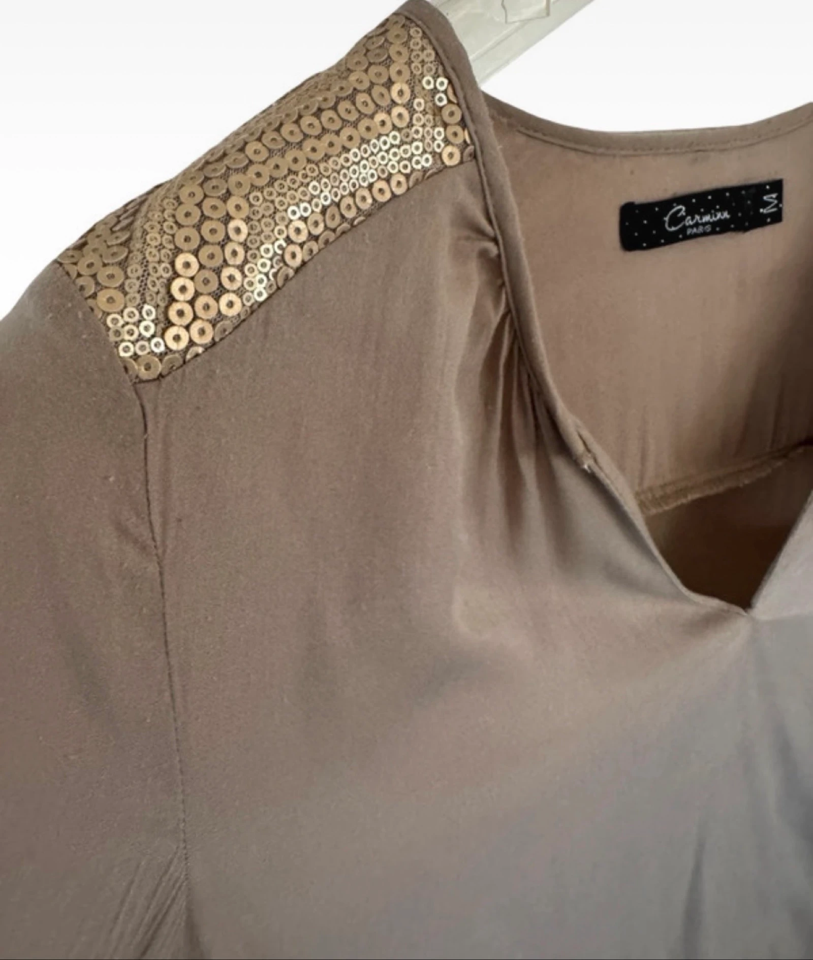 Blusa Carmin Paris color taupe con lentejuelas doradas talla M – photo 7